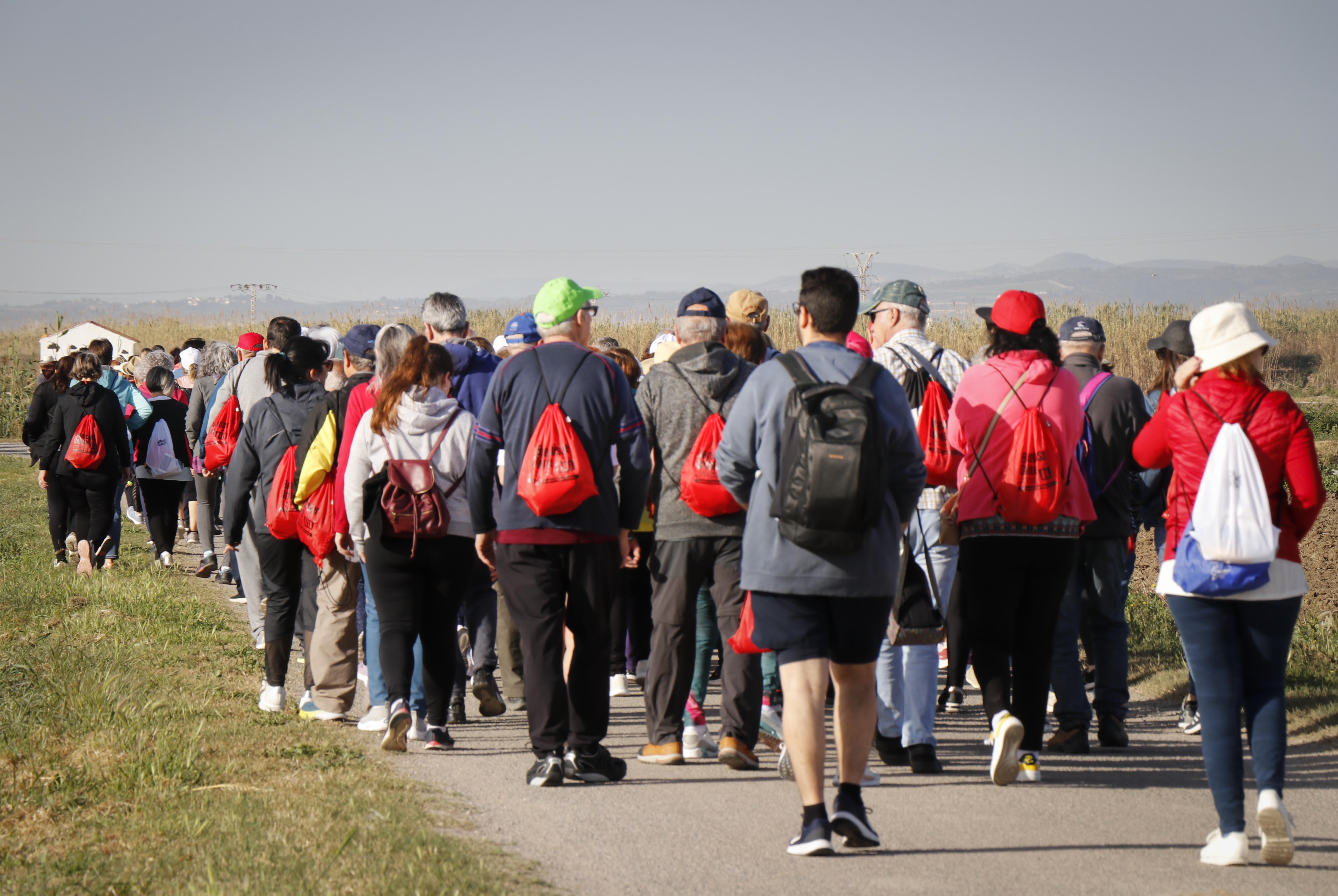Més de 250 veïns i veïnes de L'Horta Sud participen en una caminada saludable per a promoure l'exercici físic en grup